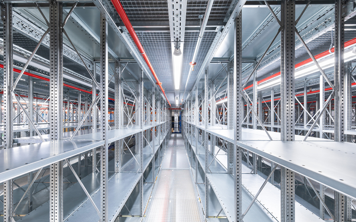 With integrated daylight & motion sensor also enabling a leader-follower function with other damp proof luminaires