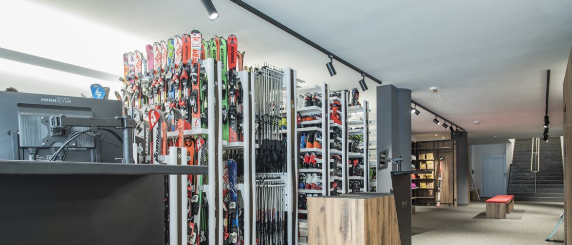 Nouvel éclairage de la boutique de location de ski Noleggio by Maestri