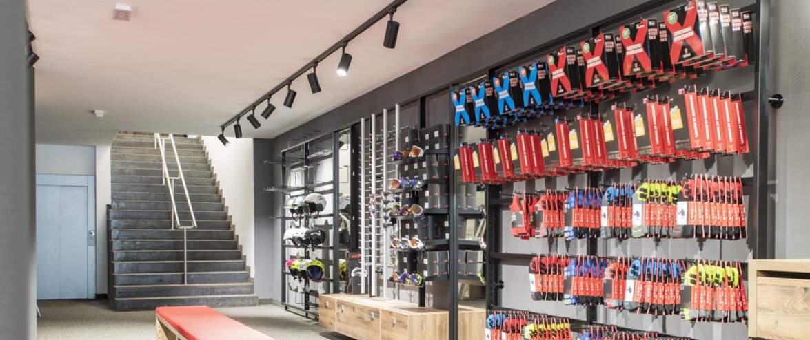 Nouvel éclairage de la boutique de location de ski Noleggio by Maestri
