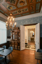 Het interieur van het Wevershuis wordt verlicht met diverse LED-lichtbronnen zoals Classic B 40 DIM E14 voor de prachtige kroonluchters die de verschillende ruimtes sieren.