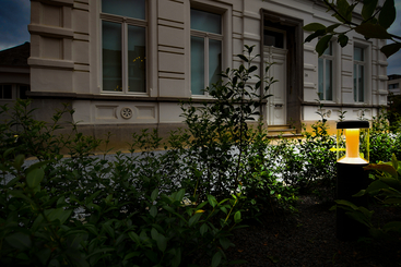 In de buitenverlichting is op veel plaatsen gebruik gemaakt van Endura Style Lantern 50cm paaltoparmaturen in de kleur zwart. 