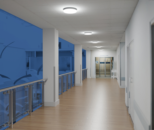 Surface Flat biedt zeer homogeen licht met een licht tegenlichteffect, perfect voor gangen, trappenhuizen, badkamers en foyers.