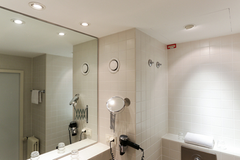 Spots dans la salle de bains