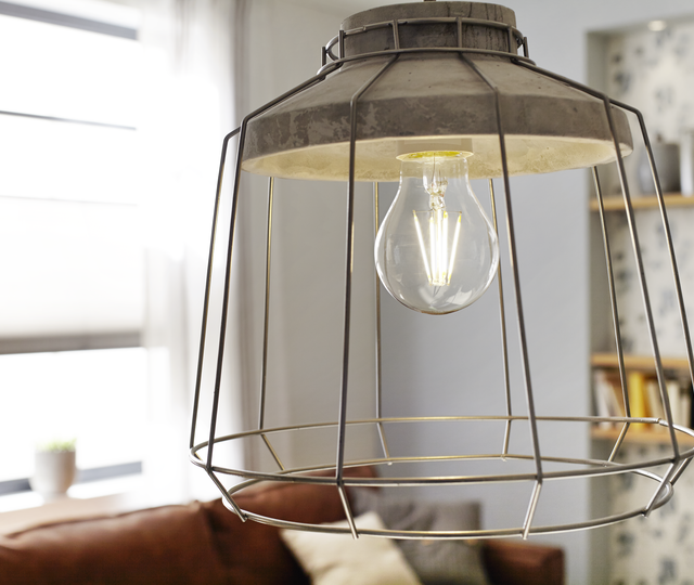 Retrofits with linear LED filaments as light sources