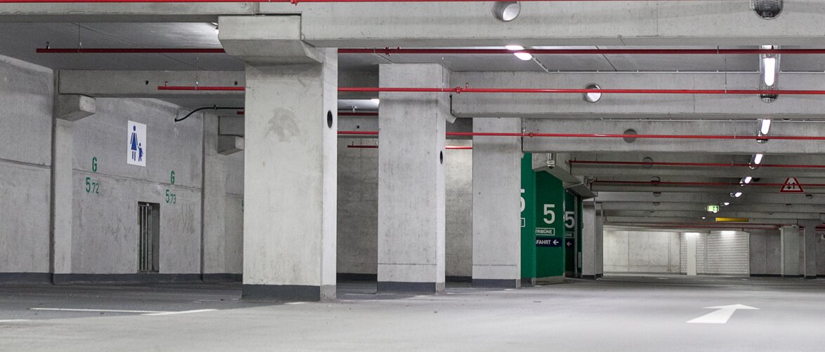 SubstiTUBE LED lampen van OSRAM in parkeergarage Commerzbank Arena in Frankfurt