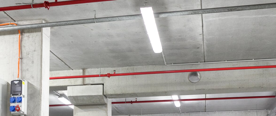 SubstiTUBE LED lampen van OSRAM in parkeergarage Commerzbank Arena in Frankfurt